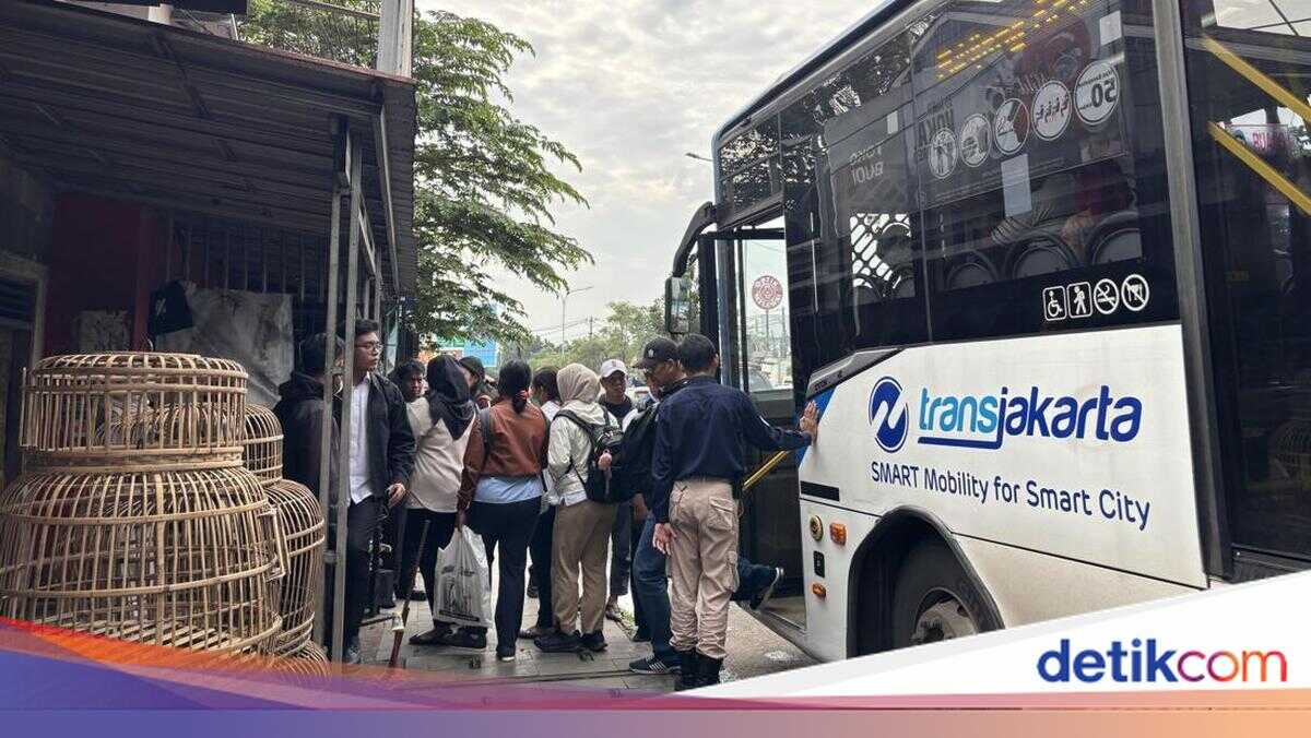 No Bus Shelter: TransJakarta B41 Passengers in Jatiasih, Bekasi Queue on the Roadside