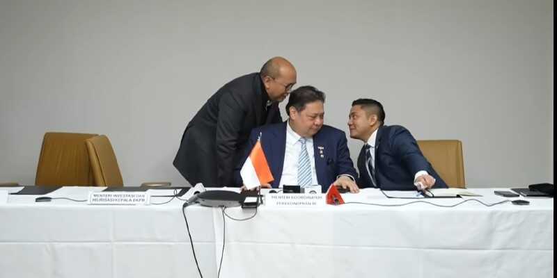 Cabinet Secretary's Whispered Remark to Investment Minister After Press Conference Goes Viral