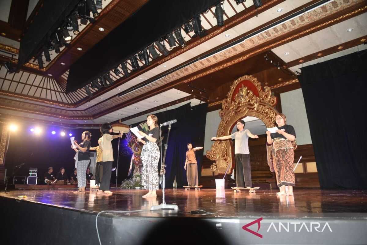 Journalist Community Transforms Social Criticism into Theatre for Bali Language Month