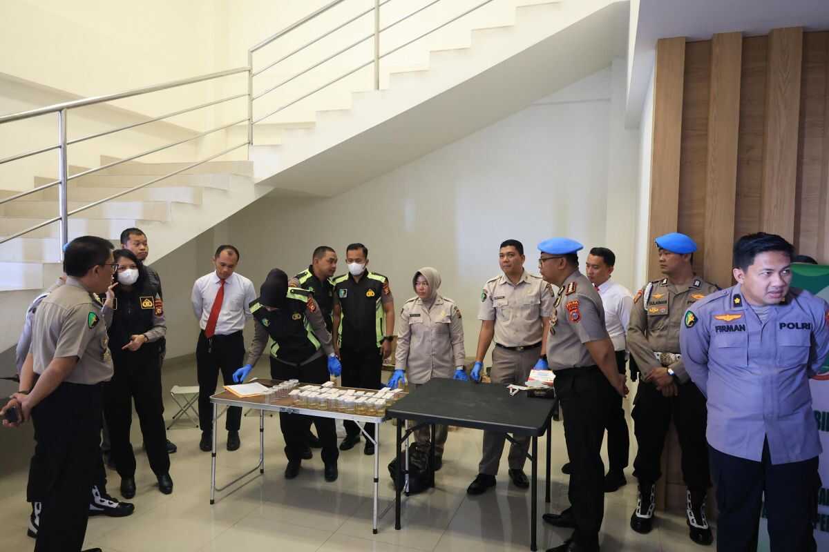 Surprise urine test finds three Riau police officers positive for drugs