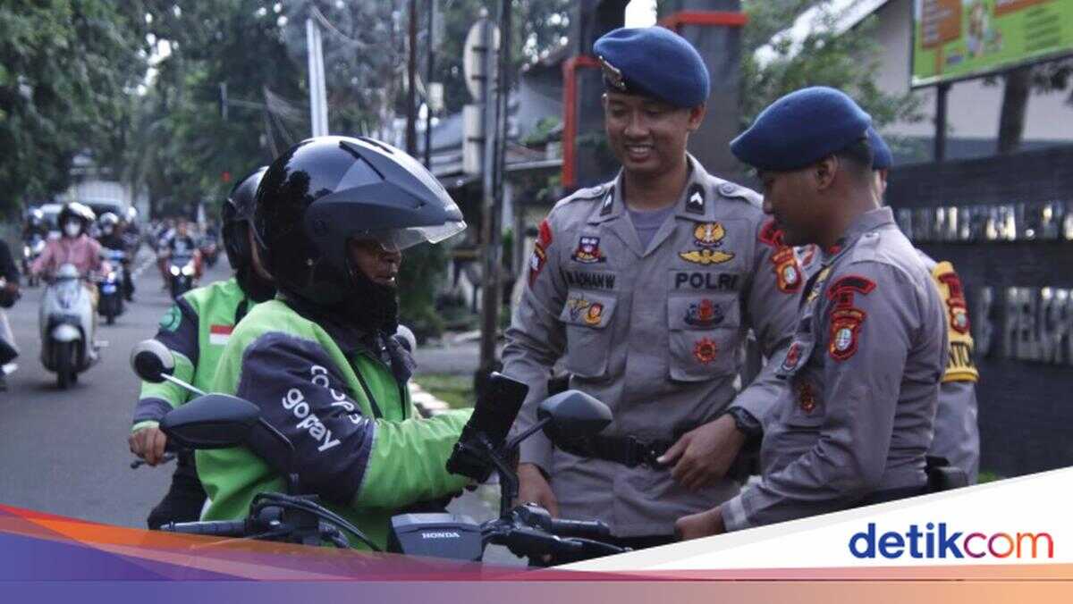 Jakarta Mobile Brigade Takes to the Streets to Distribute Iftar Snacks to Ride-Hailing Drivers