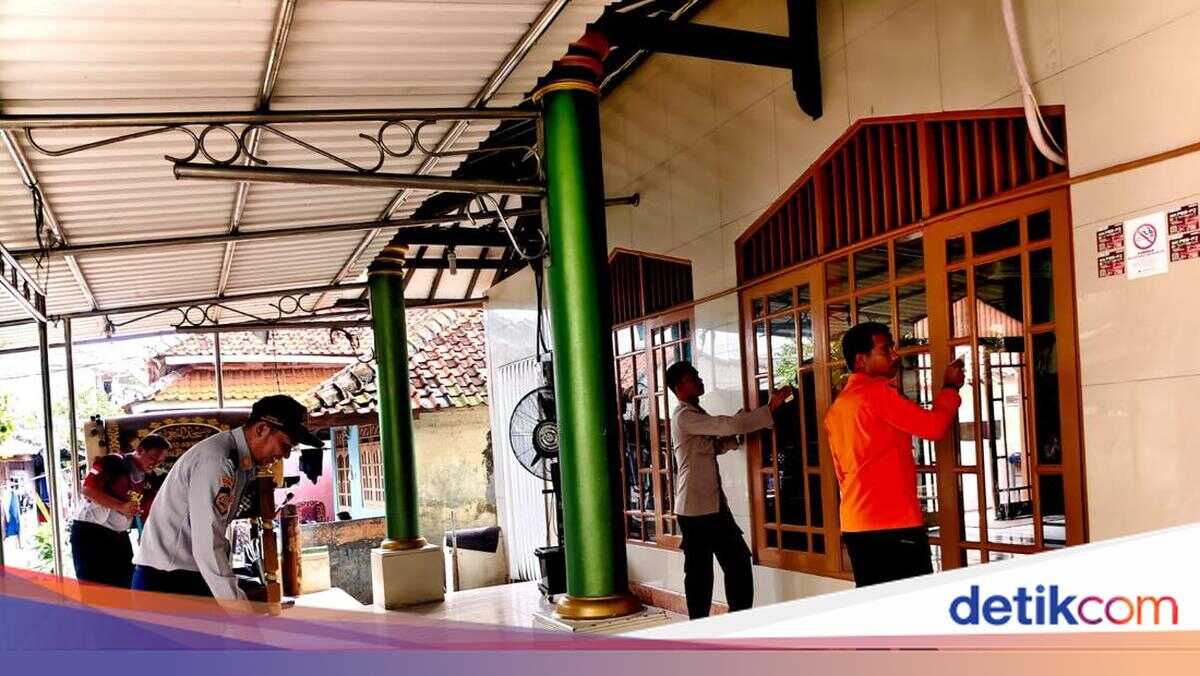 Thousand Islands Police Clean Mosques in Support of 'Bang Jasri' Programme
