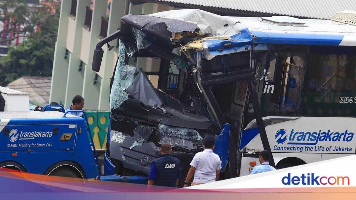 Police Question TransJakarta Drivers Involved in Head-On Collision on Elevated Busway