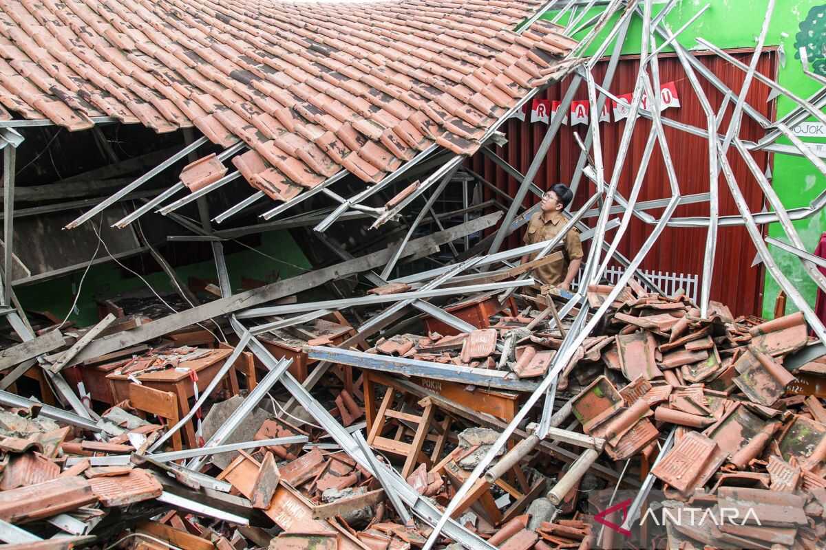 State Primary School Roof Collapses in Karawang