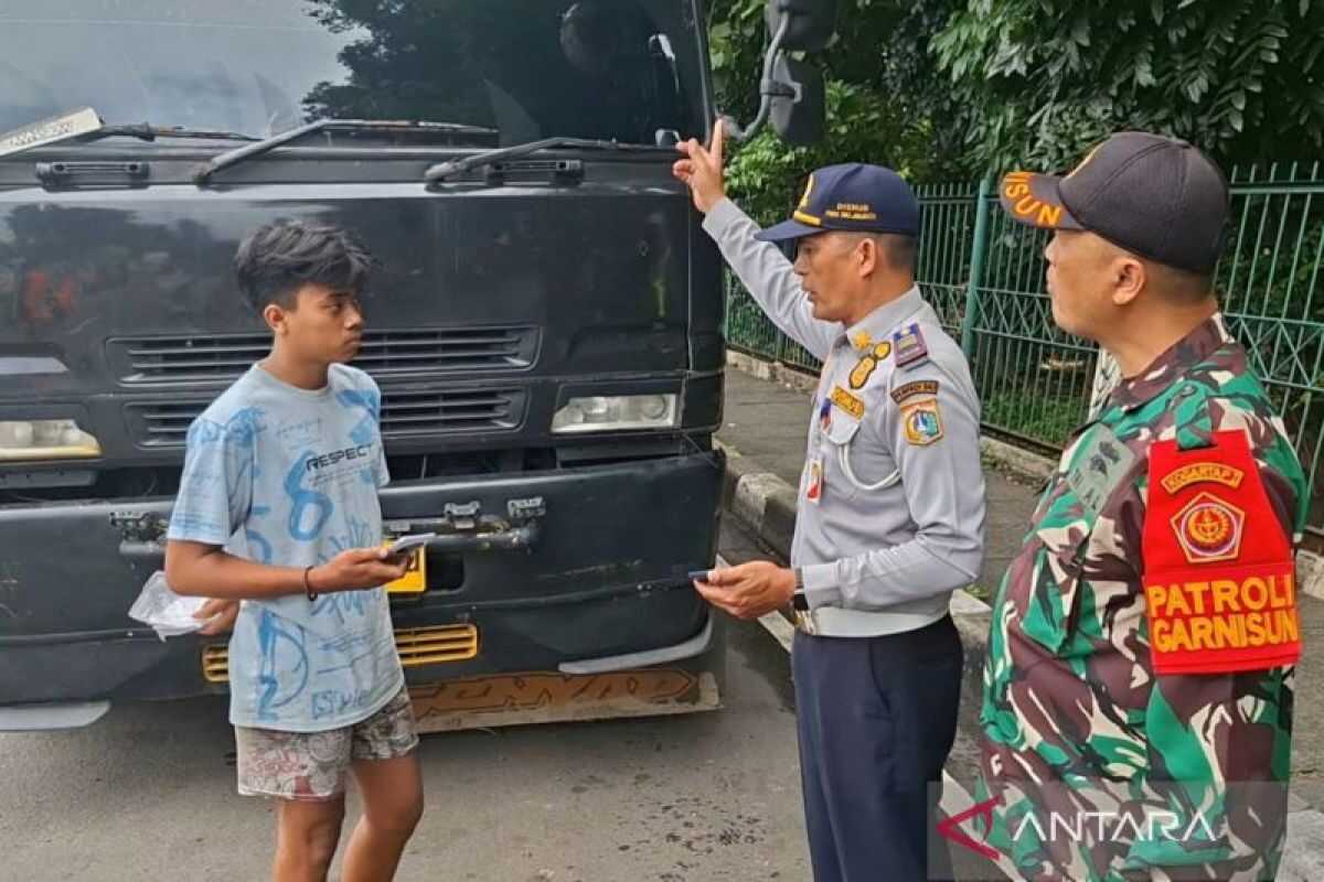 Dozens of Vehicles Caught in Lintas Jaya Enforcement Operation on Mayjen Sutoyo Road, East Jakarta