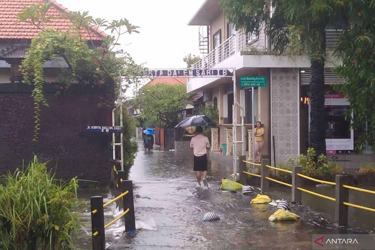 Four days of heavy rain causes flooding in Denpasar residential areas