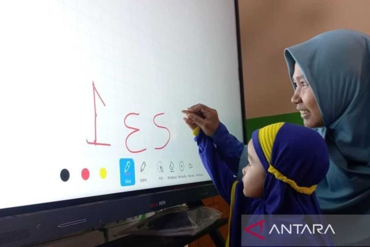 Digital Interactive Panels Make Early Childhood Students in Papua More Enthusiastic About Learning