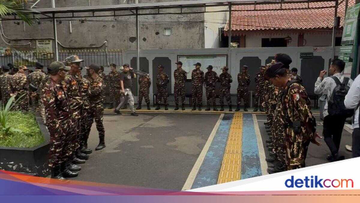 NU's Banser Form Guard of Honour at Gus Yaqut's First Pretrial Hearing in South Jakarta