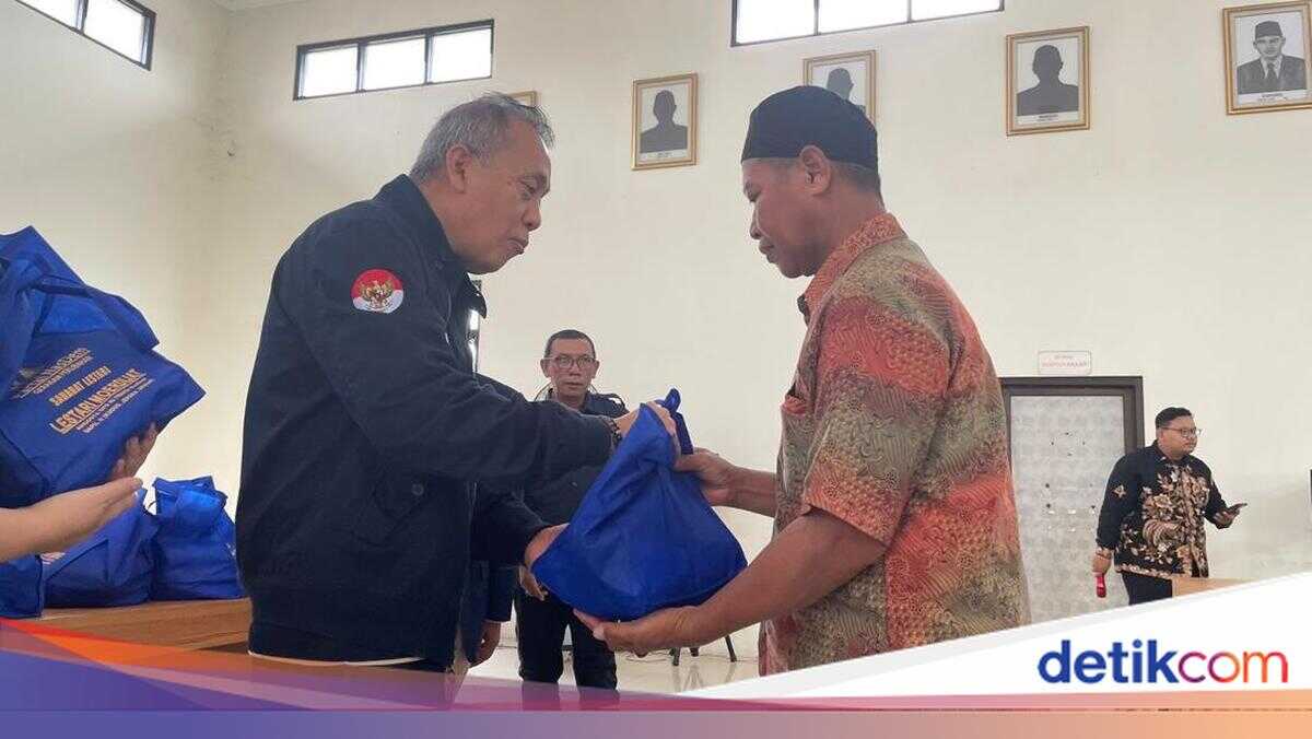 Ramadan Outreach: Nasdem Distributes 1,000 Food Packages to Terban Village Residents in Kudus