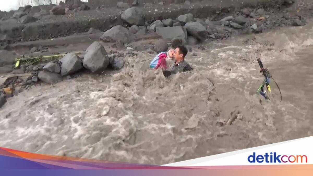 Terrifying Moment Father and Daughter Swept Away by Semeru Lahar Flood on Way to School