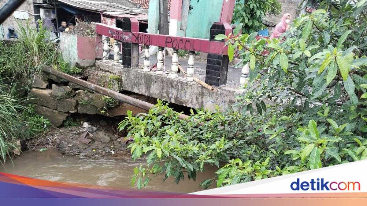 Bridge Foundation Damaged in Depok, Residents Urge Immediate Repairs