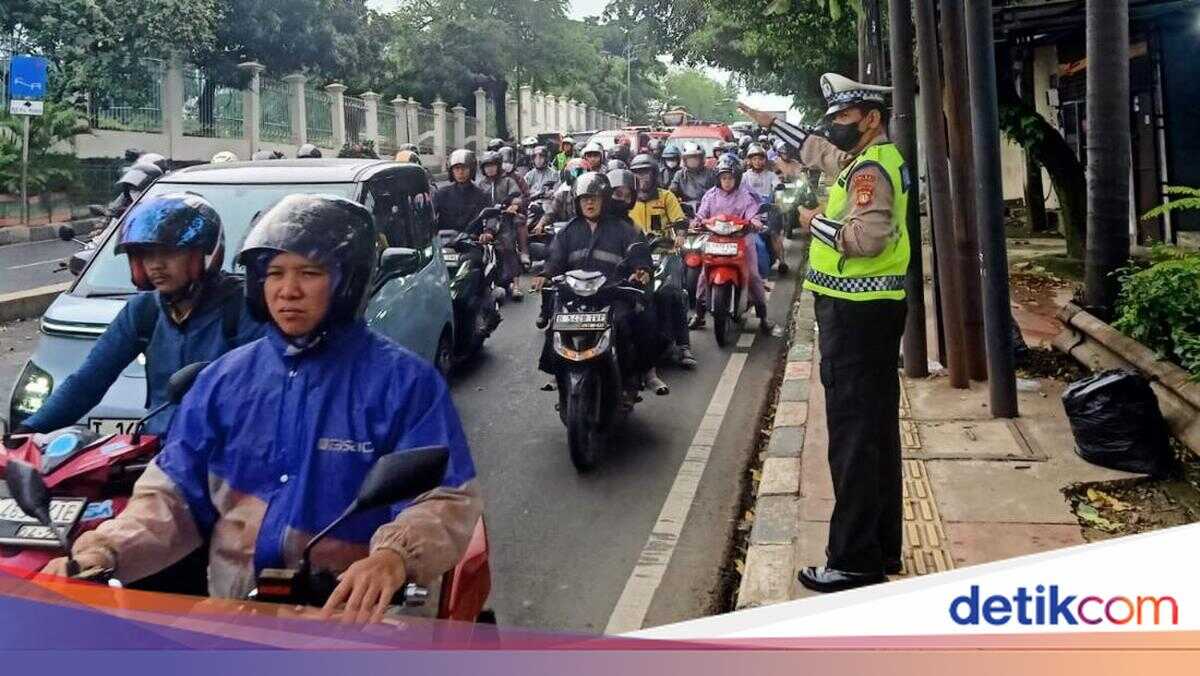 Excavation Project Causes Traffic Congestion on Pasar Rebo to Ranco Indah Route in East Jakarta