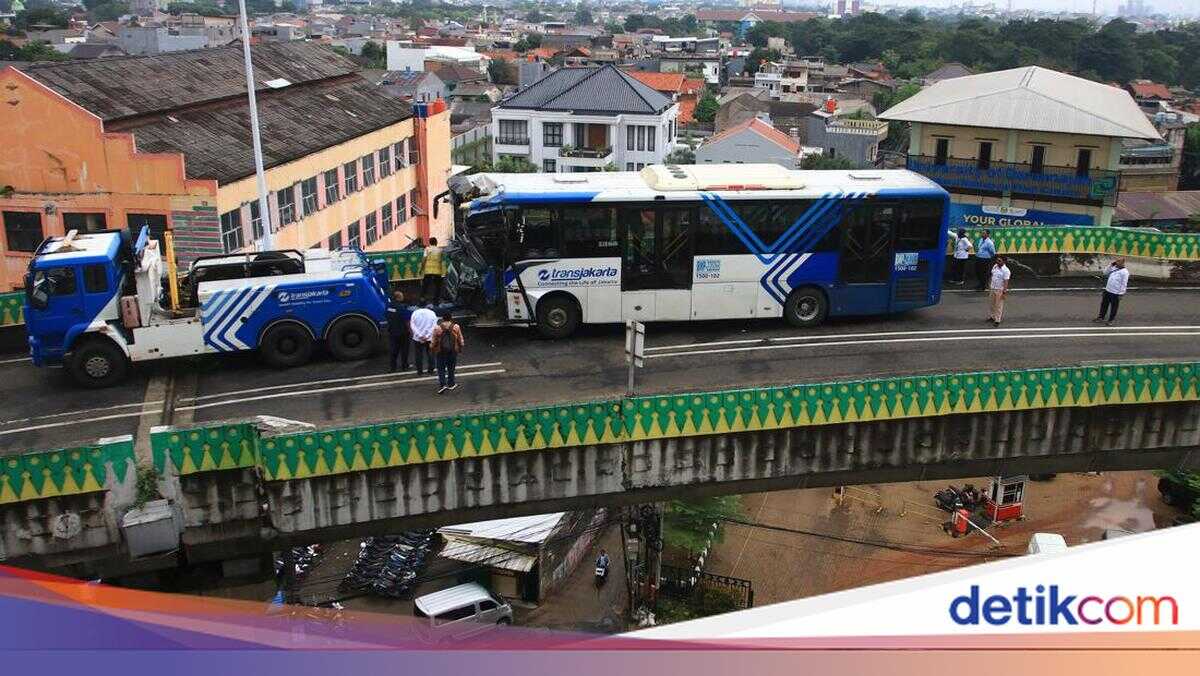 6 Facts About the TransJakarta Head-On Collision on Elevated Corridor That Injured Passengers