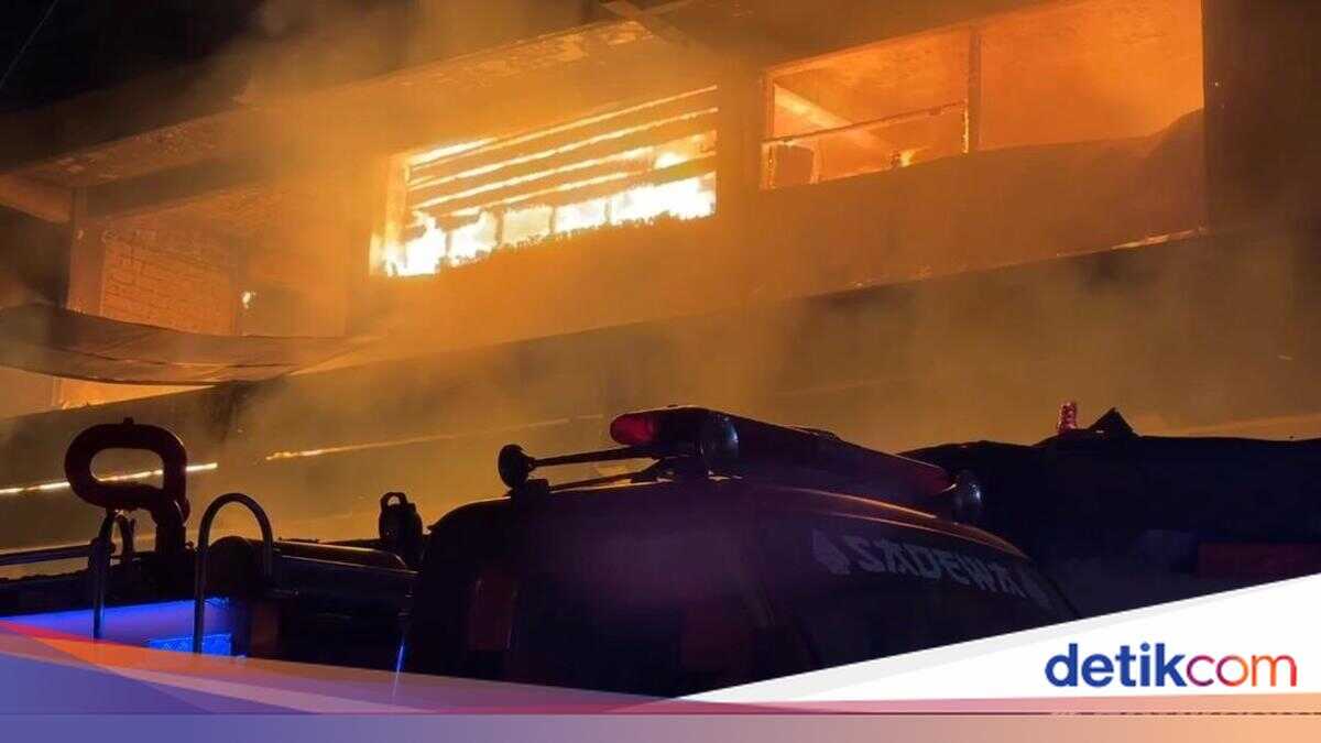 Pasar Rebo Market in Purwakarta Engulfed in Flames as Firefighters Battle Blaze
