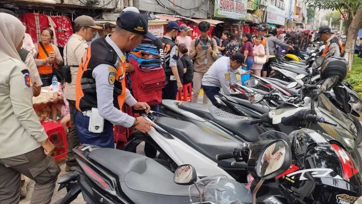 Tyre-Deflation Operation Targets Dozens of Illegally Parked Motorcycles in Glodok, West Jakarta