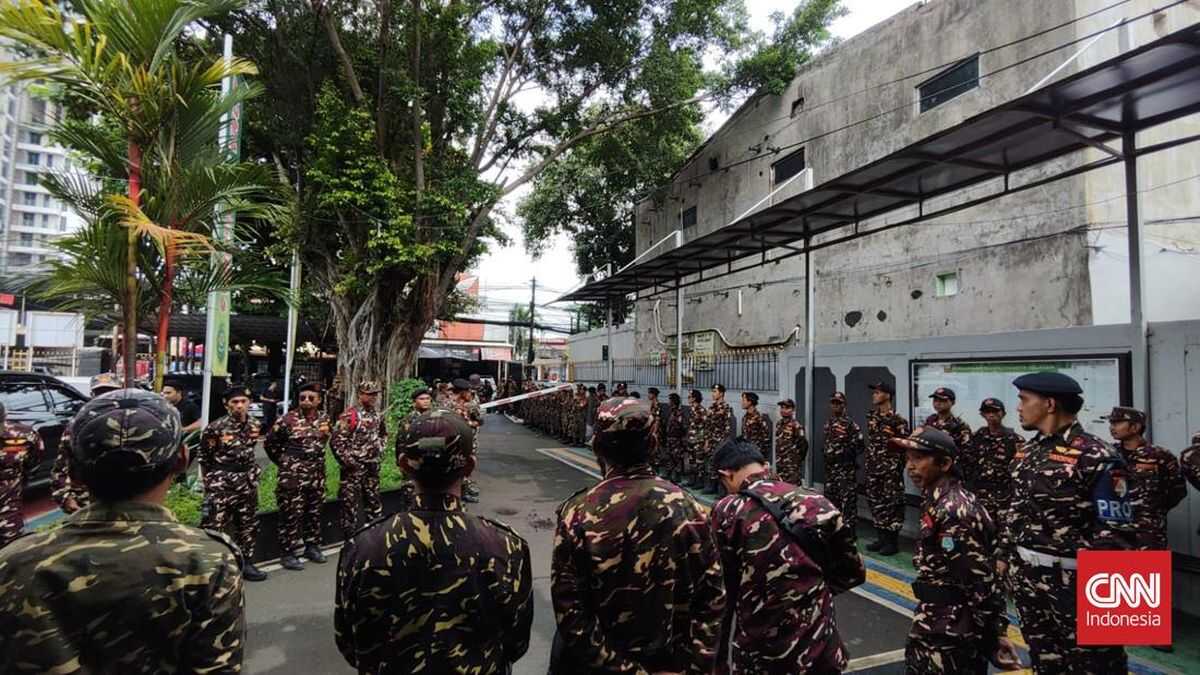 Banser Members Form Tight Barricade at Yaqut's First Pretrial Hearing