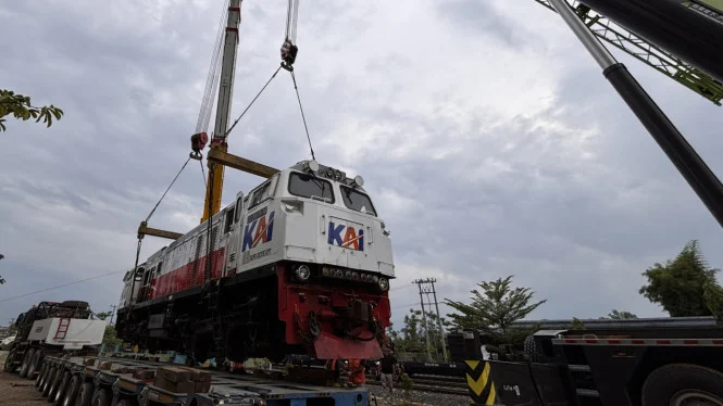 KAI Logistik Ships 12 Locomotives from Sumatra to Java in Preparation for 2026 Lebaran Transport Operations