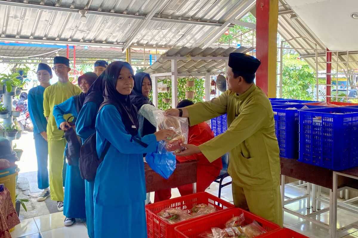 Riau Islands Nutrition Unit Ensures Free Nutritious Meal Kitchens Serve Students with Special Ramadan Menu
