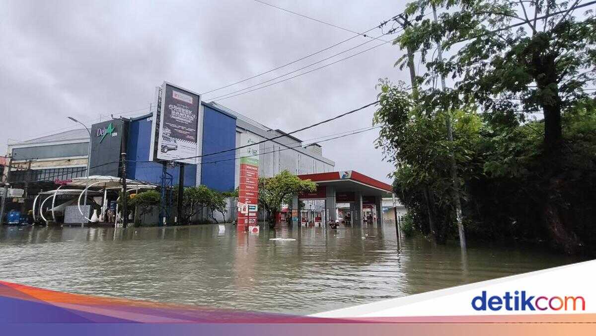 Flooding on Jalan Dewi Sri in Kuta, Bali Shuts Down Road Access