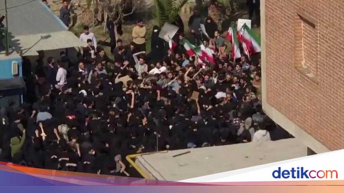 Students Protest Again as Iran Warns of 'Red Lines' That Must Not Be Crossed