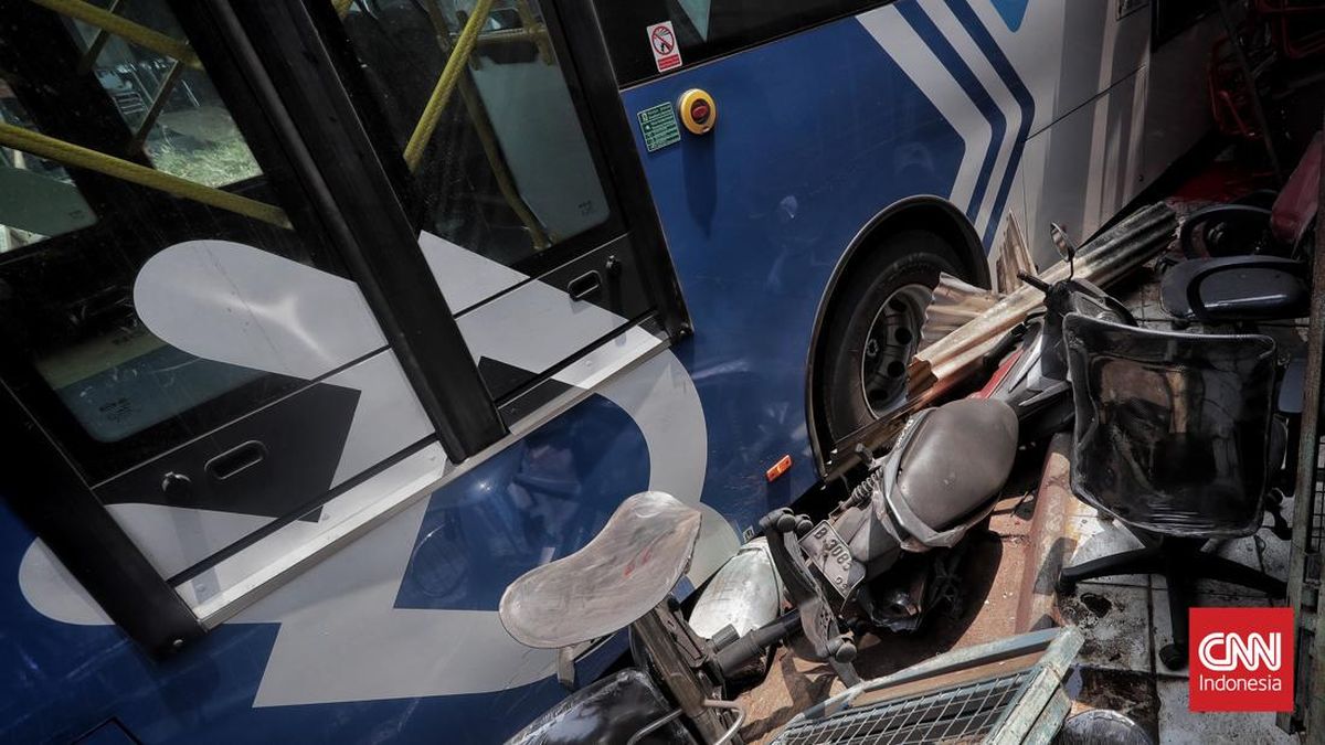 Transjakarta Bus Strikes Ride-Hailing Motorcyclist on Gunung Sahari, Motorcycle Lodged in Bumper