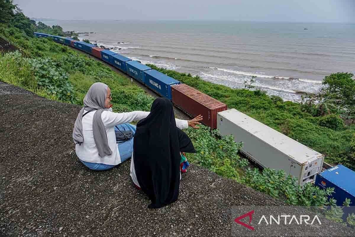 Ramadan at the Edge: Residents Gather at Bukit Cinta Cliff to Break Their Fast
