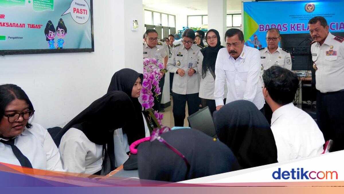 Immigration Minister Meets Interns, Receives Suggestions for Ciangir Probation Office Improvements