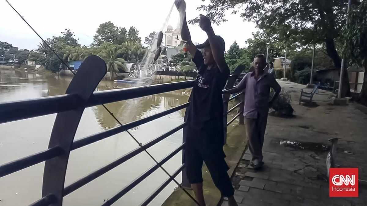 Tangerang Residents Resume Fishing in the Cisadane River Despite Chemical Contamination
