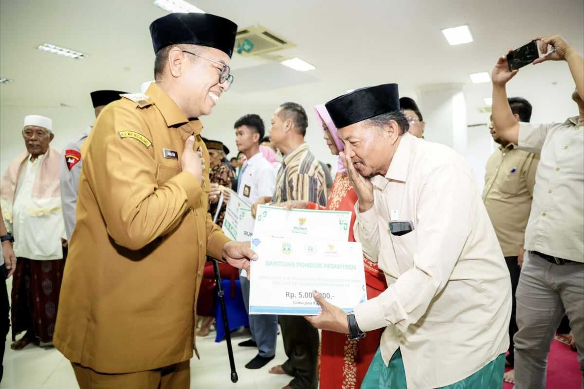 Banten Provincial Government Distributes IDR 233 Million Assistance to Religious Teachers and Quran Instructors