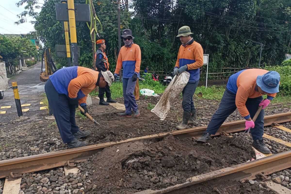 Operational Area 7 Streamlines Railway Level Crossings in Sanankulon-Blitar
