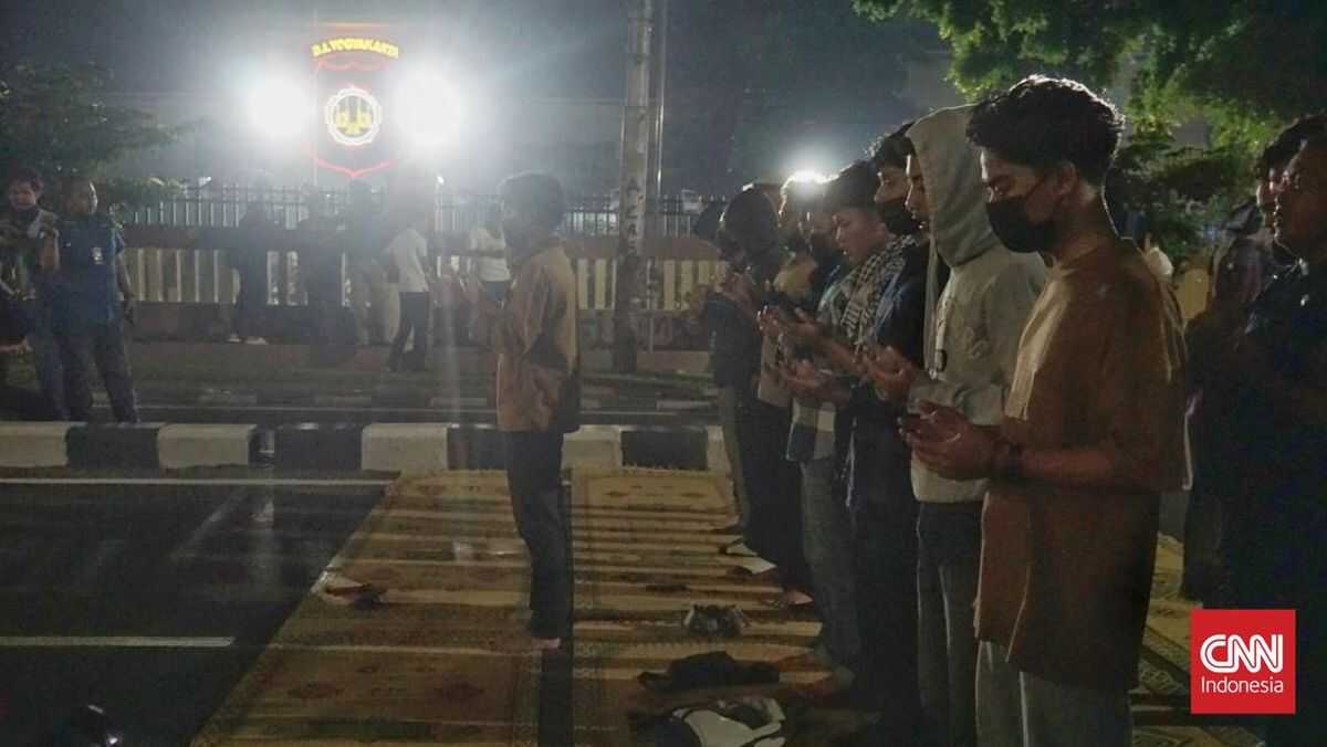 Protesters Conduct Absentee Prayers Before DIY Regional Police Headquarters