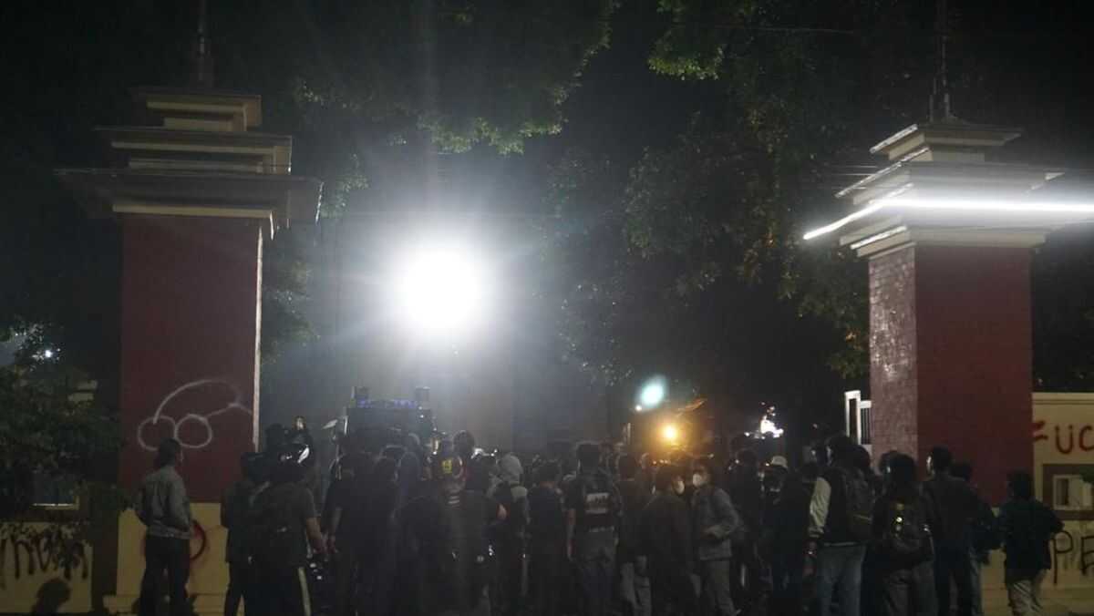 Protesters Hold Demonstration Outside Yogyakarta Regional Police Headquarters