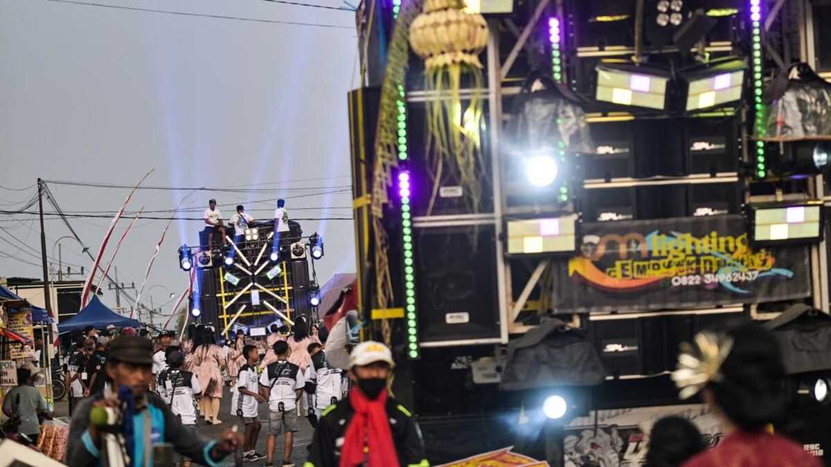 'Sahur on the Road' Event with Raucous Music and Provocative Dancing Goes Viral in Jombang