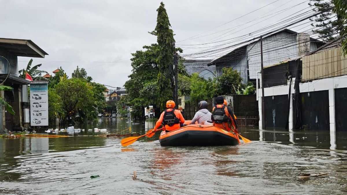 Search and Rescue Team Evacuates 12 Flood Victims in Legian, Bali; One Person Injured