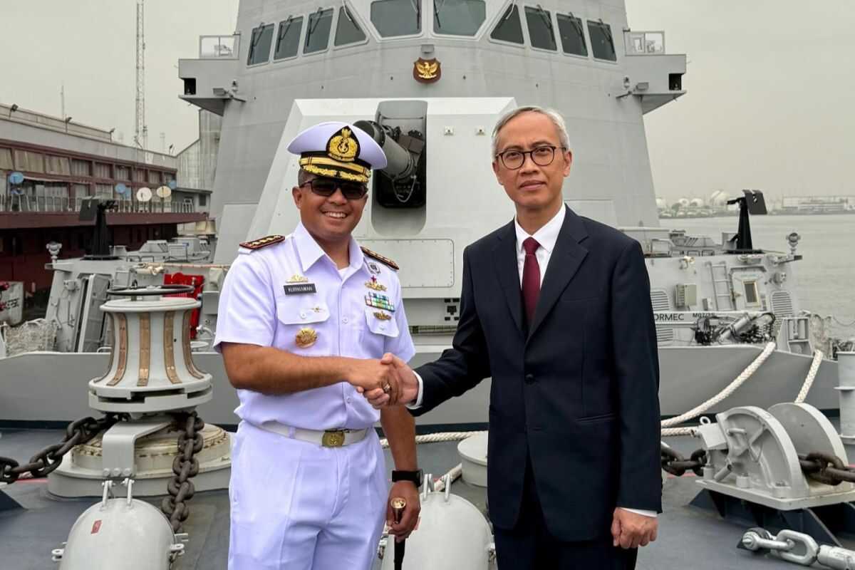 Circumnavigating Africa, KRI Prabu Siliwangi-321 Docks in Nigeria