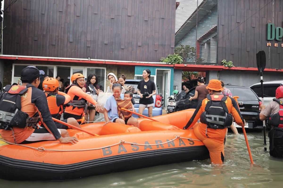 Search and Rescue Team Evacuates 12 Flood Victims in Dewi Sri Legian Area