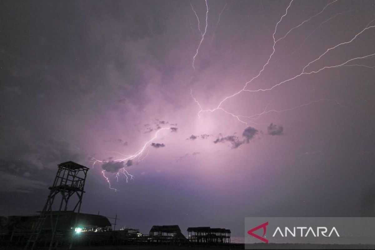 BMKG Forecasts Thunderstorms to Strike Several Major Cities on Wednesday