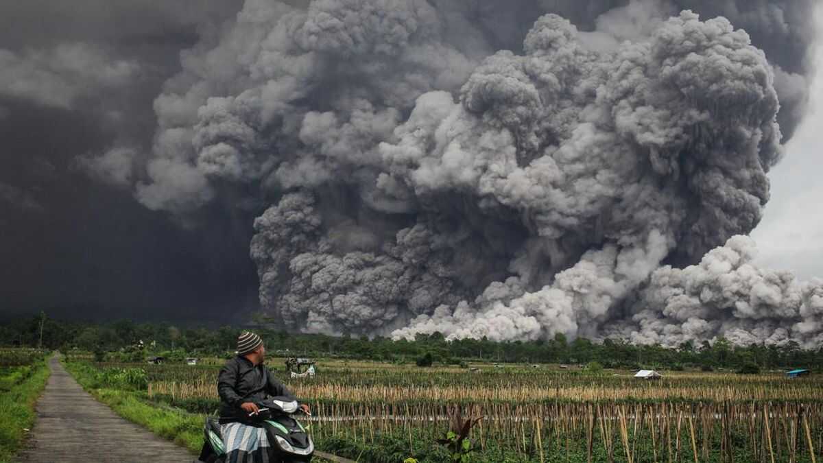 Mount Semeru Erupts Again, Ash Column Reaches 3 km Above Peak