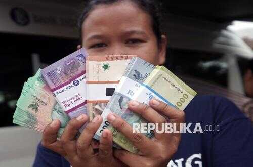 New Banknote Exchange Services Overwhelmed by Public Demand
