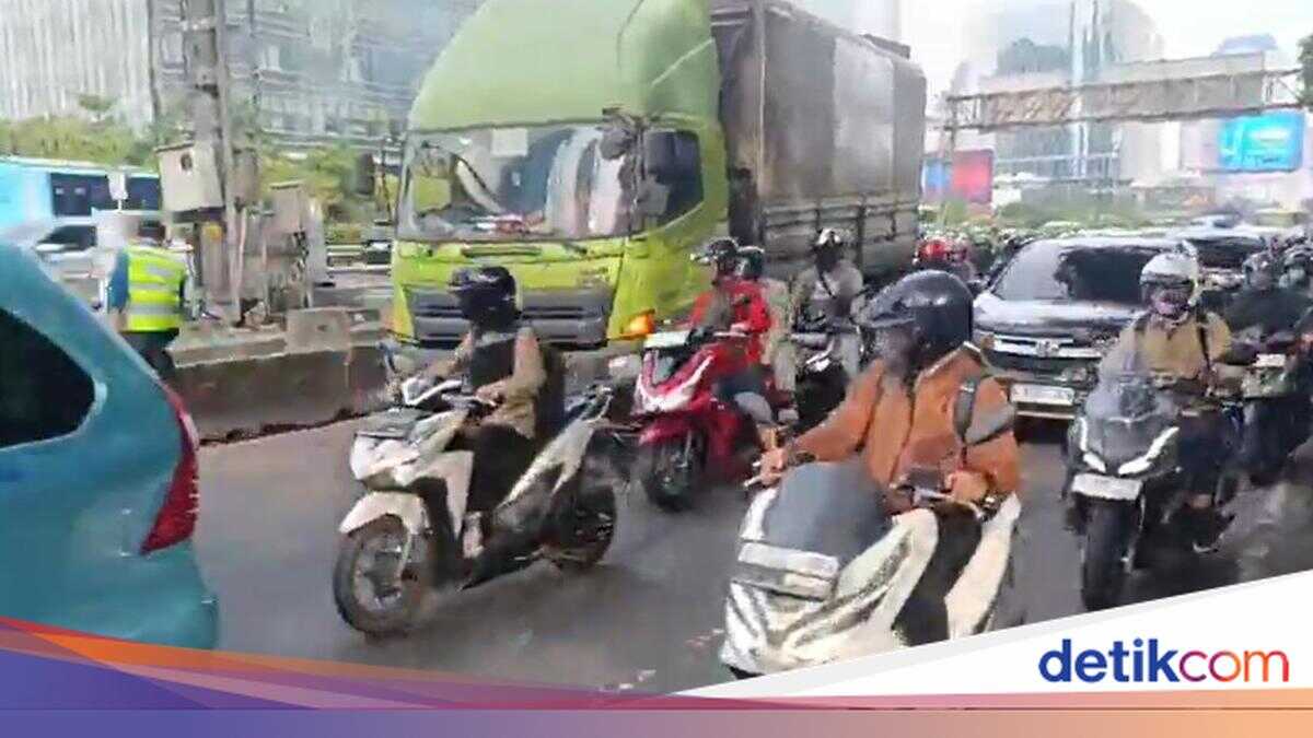 Truck Collides with Road Divider on Gatot Subroto towards Kuningan, Causing Traffic Congestion