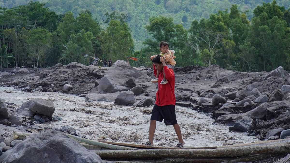 Father and Son Swept Away by Cold Lahar Flow of Mount Semeru While on Their Way to School