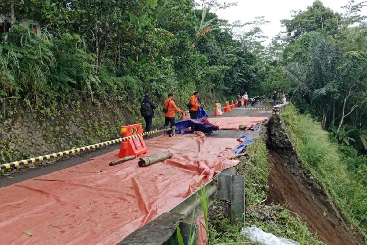 Landslide Forces Complete Road Closure in Segaran Village, Probolinggo