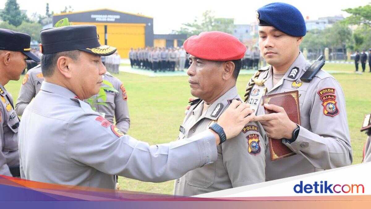 Riau Police Chief Presides Over Promotion Ceremony for Two Officers, Commends Selfless Dedication