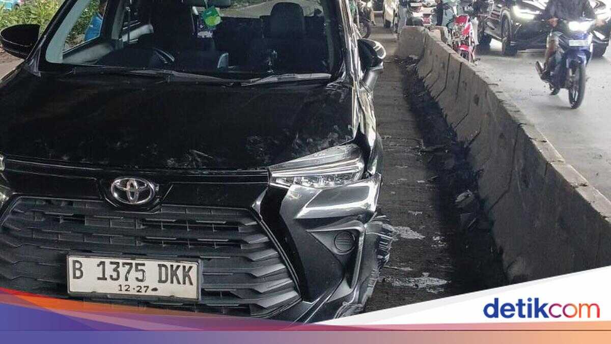 Car Collides with Bus Lane Divider on DI Panjaitan, East Jakarta, Triggering Traffic Congestion