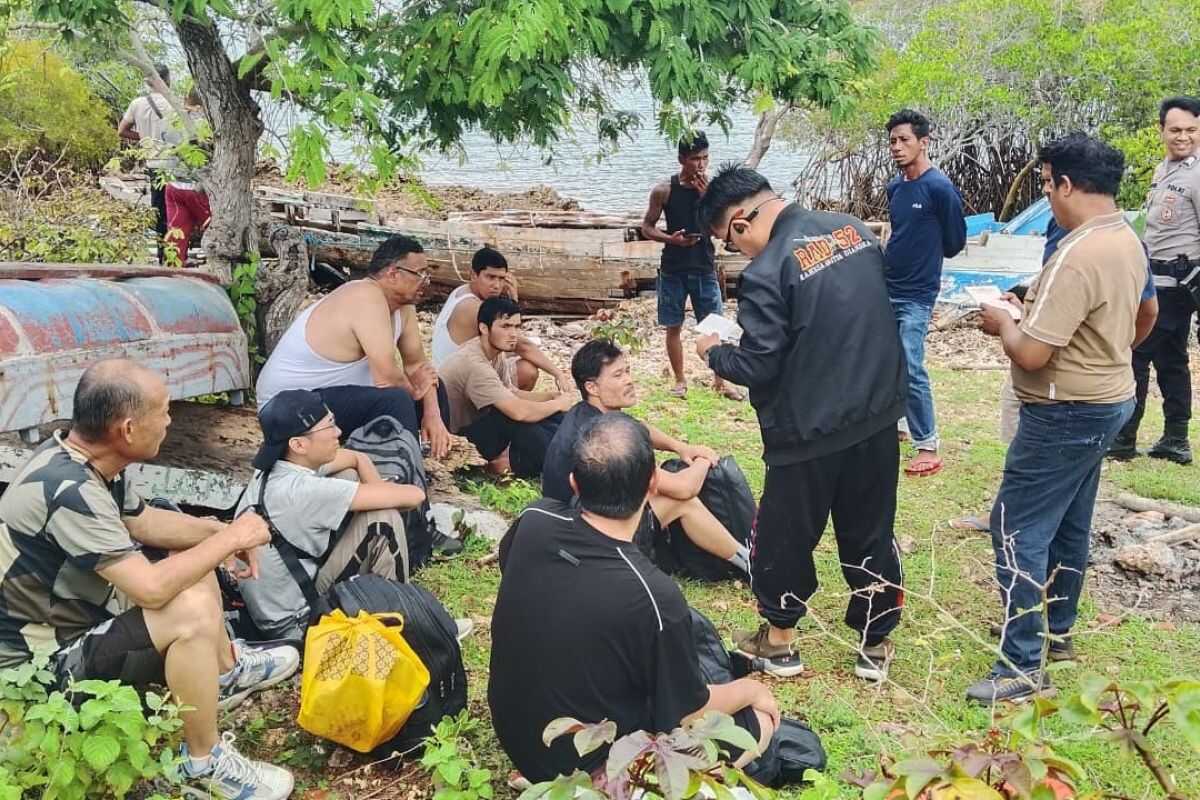 Police pursue four Indonesians suspected of smuggling foreign nationals to Australia
