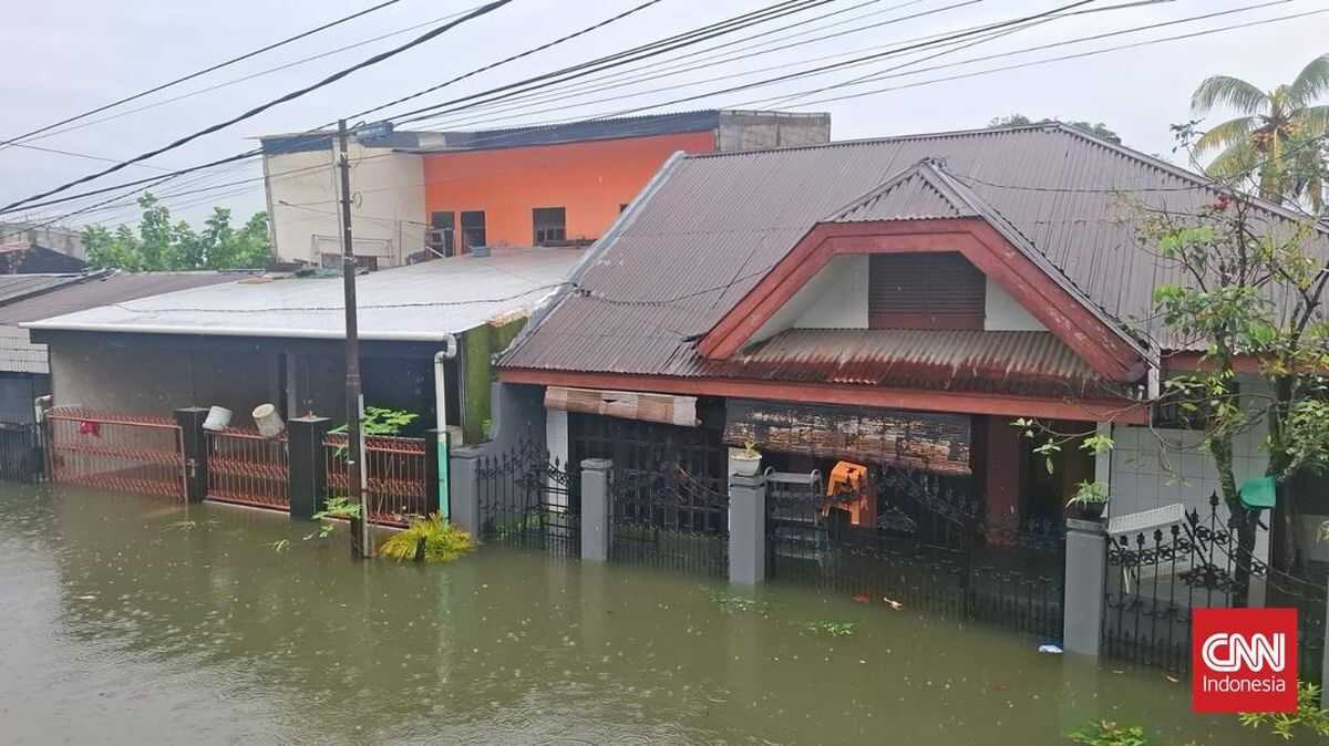 Makassar Floods Continue to Rise After Residents Return from Tarawih Prayers