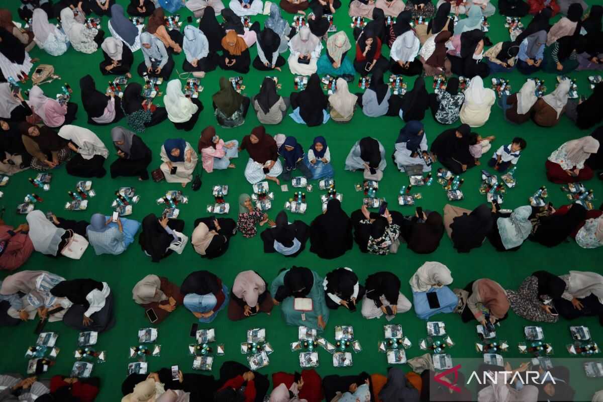 Sumatra floods: Universities resume as Indonesia boosts recovery