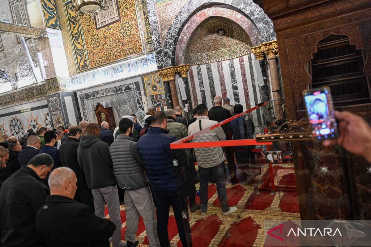 Around 40,000 worshippers perform Tarawih prayers at the Al-Aqsa Mosque