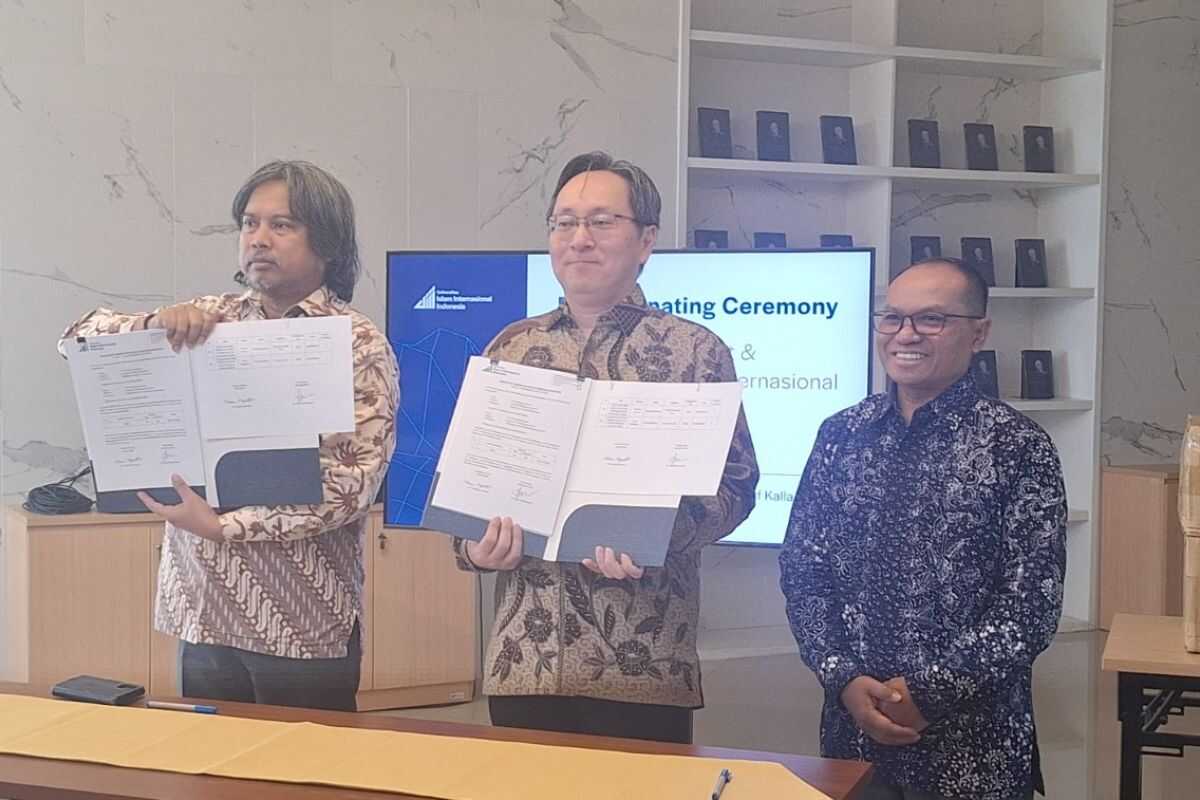 UIII Receives Book Donation from the Japanese Embassy