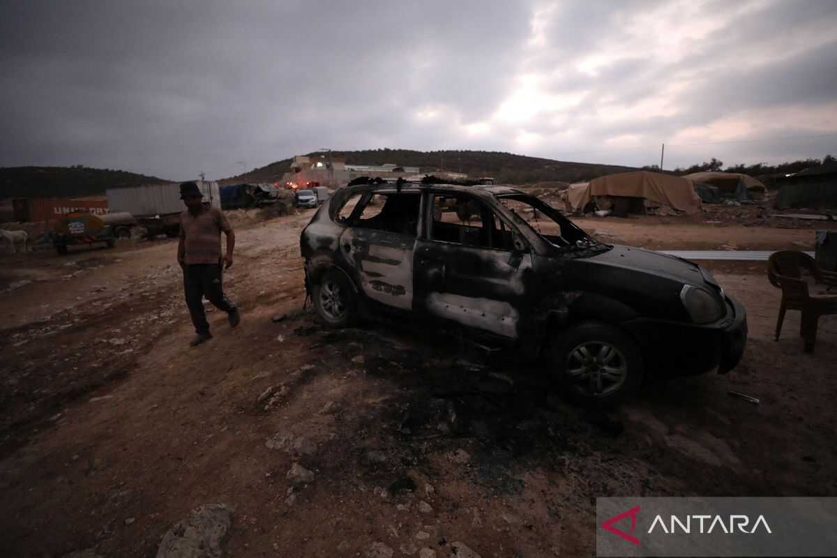 Illegal Israeli settlers burn homes and vehicles of residents in the West Bank